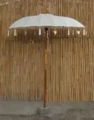 Bali-Schirm, cremefarben mit Metallmünzen und goldenen Herzen am Rand, ø 190 cm und 250cm Höhe 